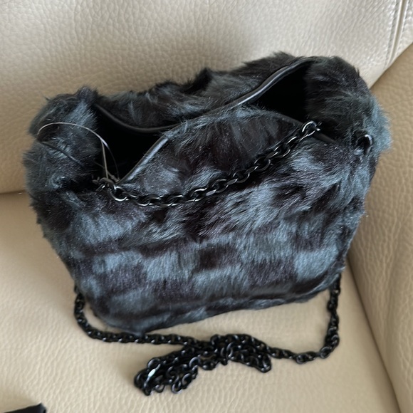 BNWT Kendall + Kylie Amy Faux Fur Bucket Bag - Picture 7 of 10